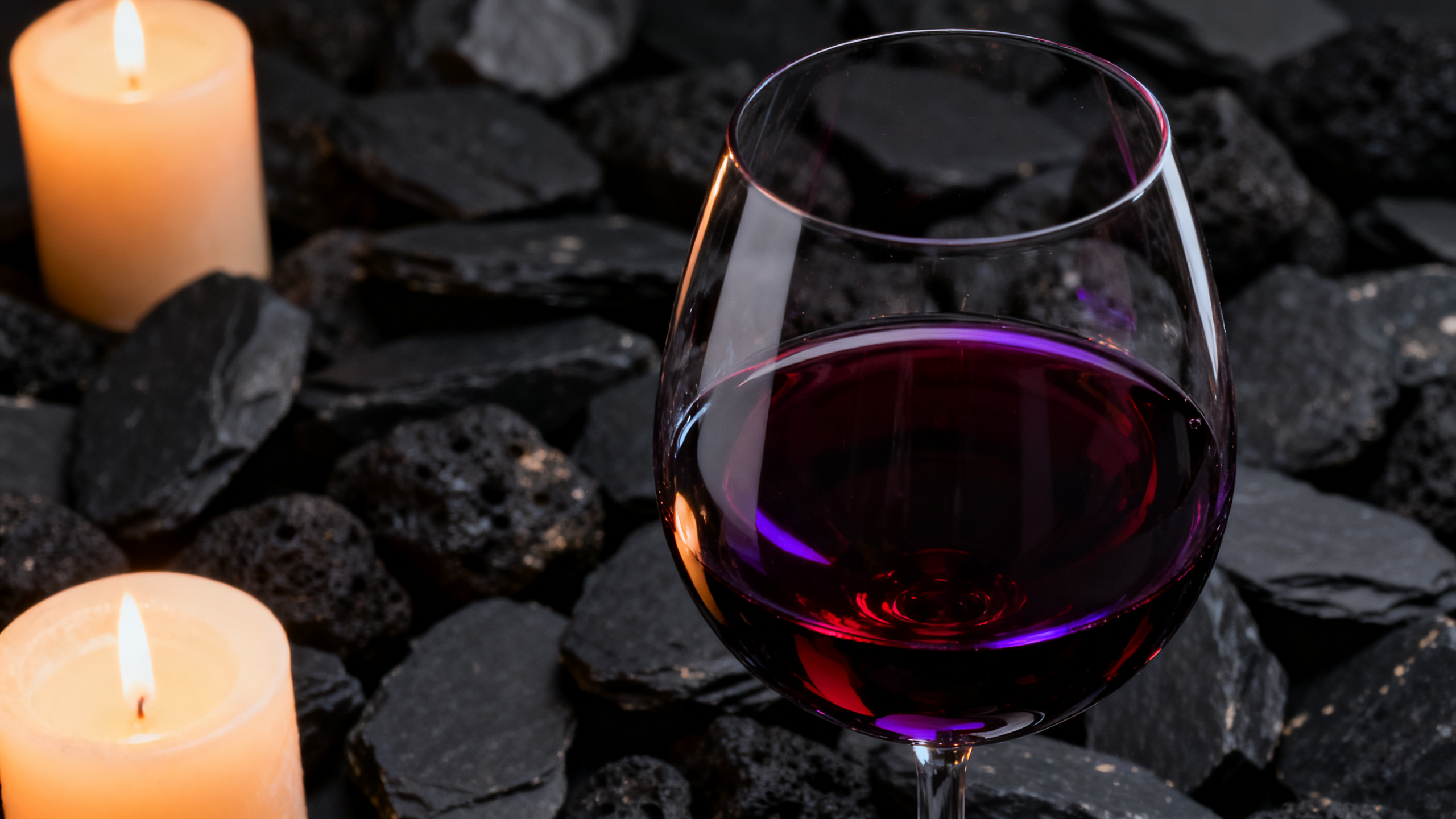 Verre de vin rouge du Priorat, couleur rubis profond aux reflets violets sur ardoise llicorella
