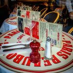 Prix du vin au restaurant : ×4, ×5, voire ×6 — les vignerons veulent forcer l’affichage des marges