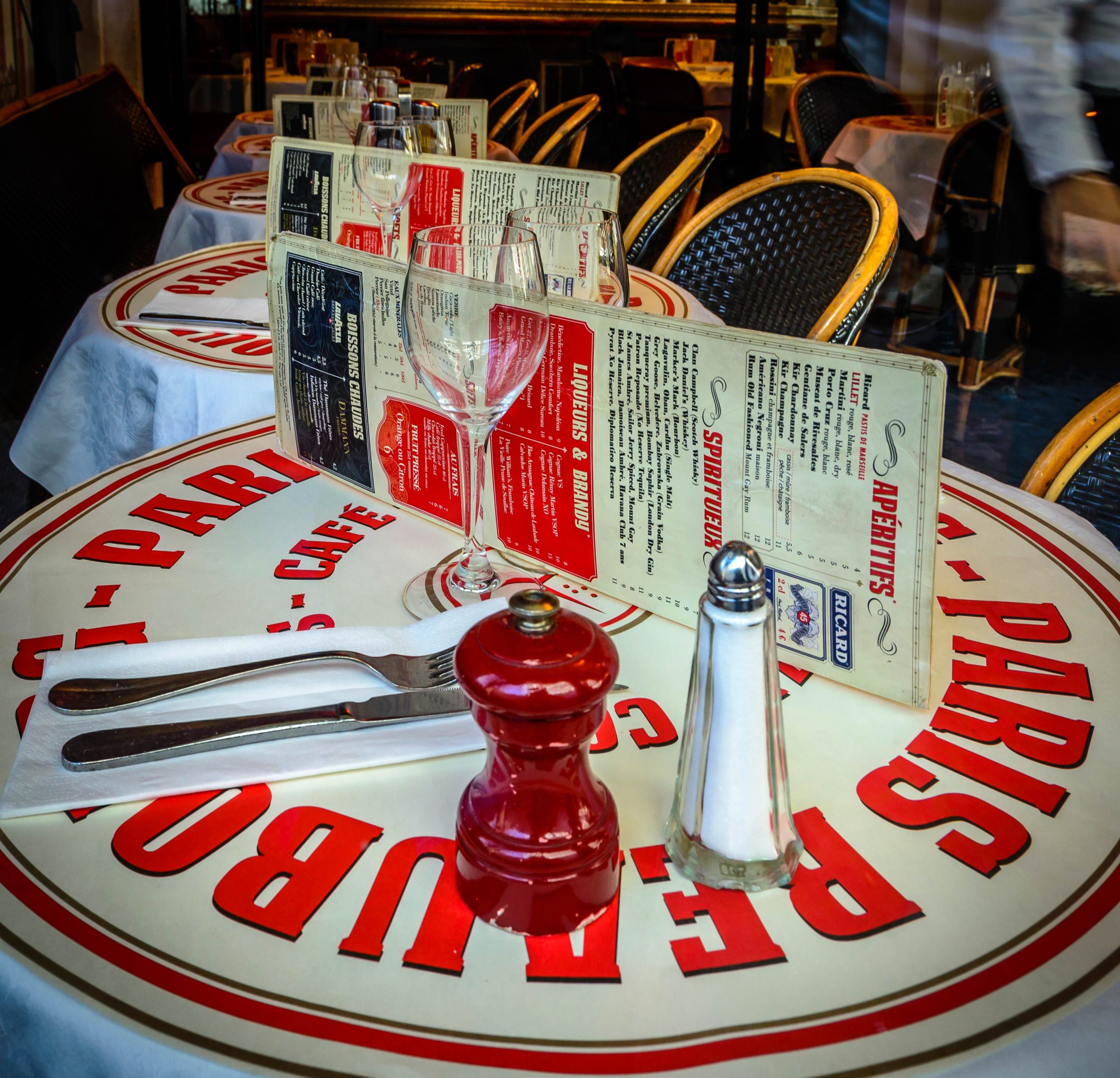 Table dressée dans un restaurant parisien, verres de vin