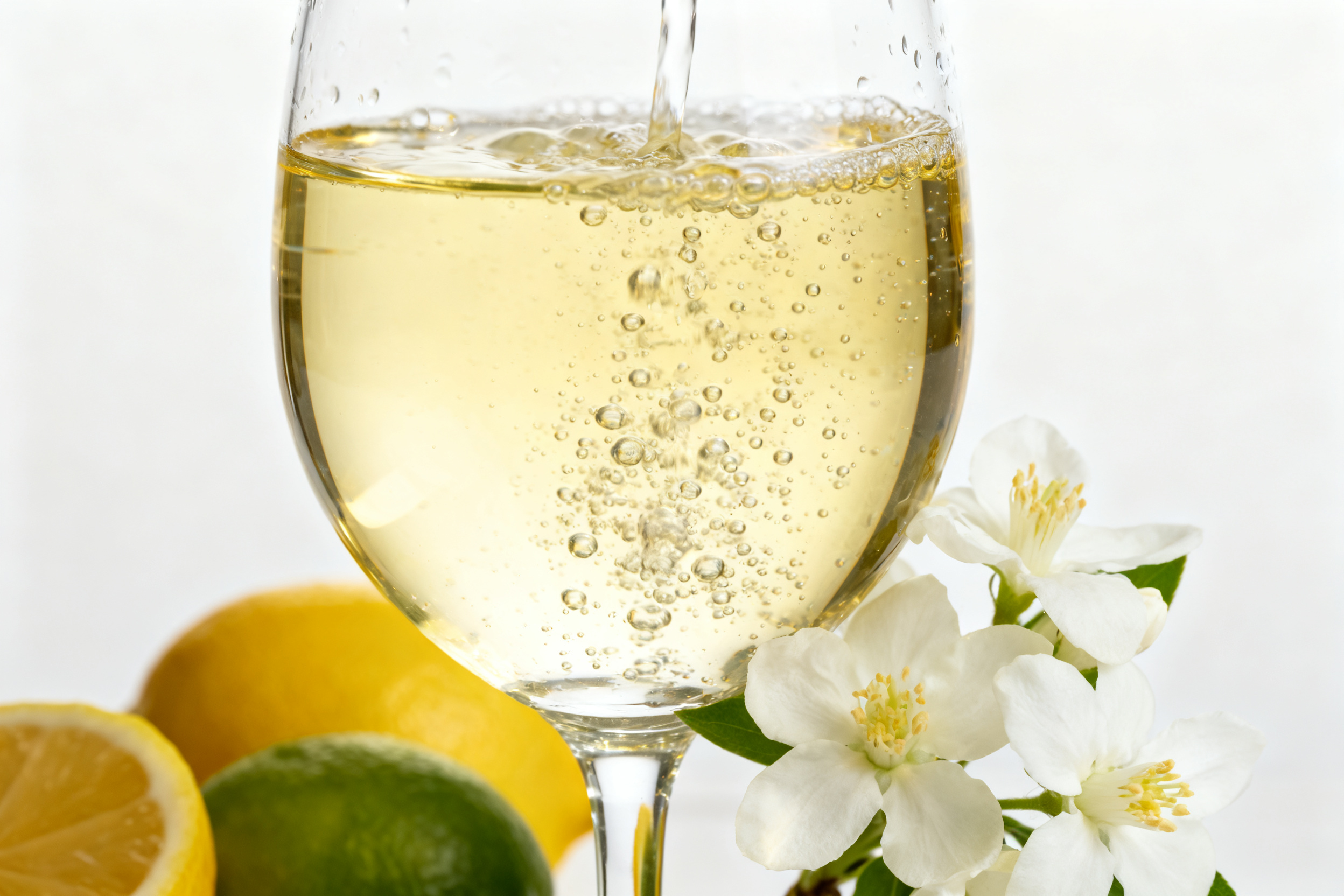 Verre de Vinho Verde Alvarinho avec perlant naturel et fraîcheur cristalline