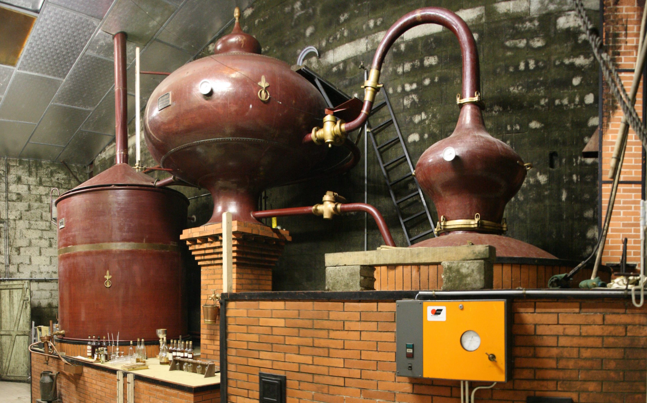 Alambic charentais pour la distillation du Cognac à Cherves de Cognac, Charente