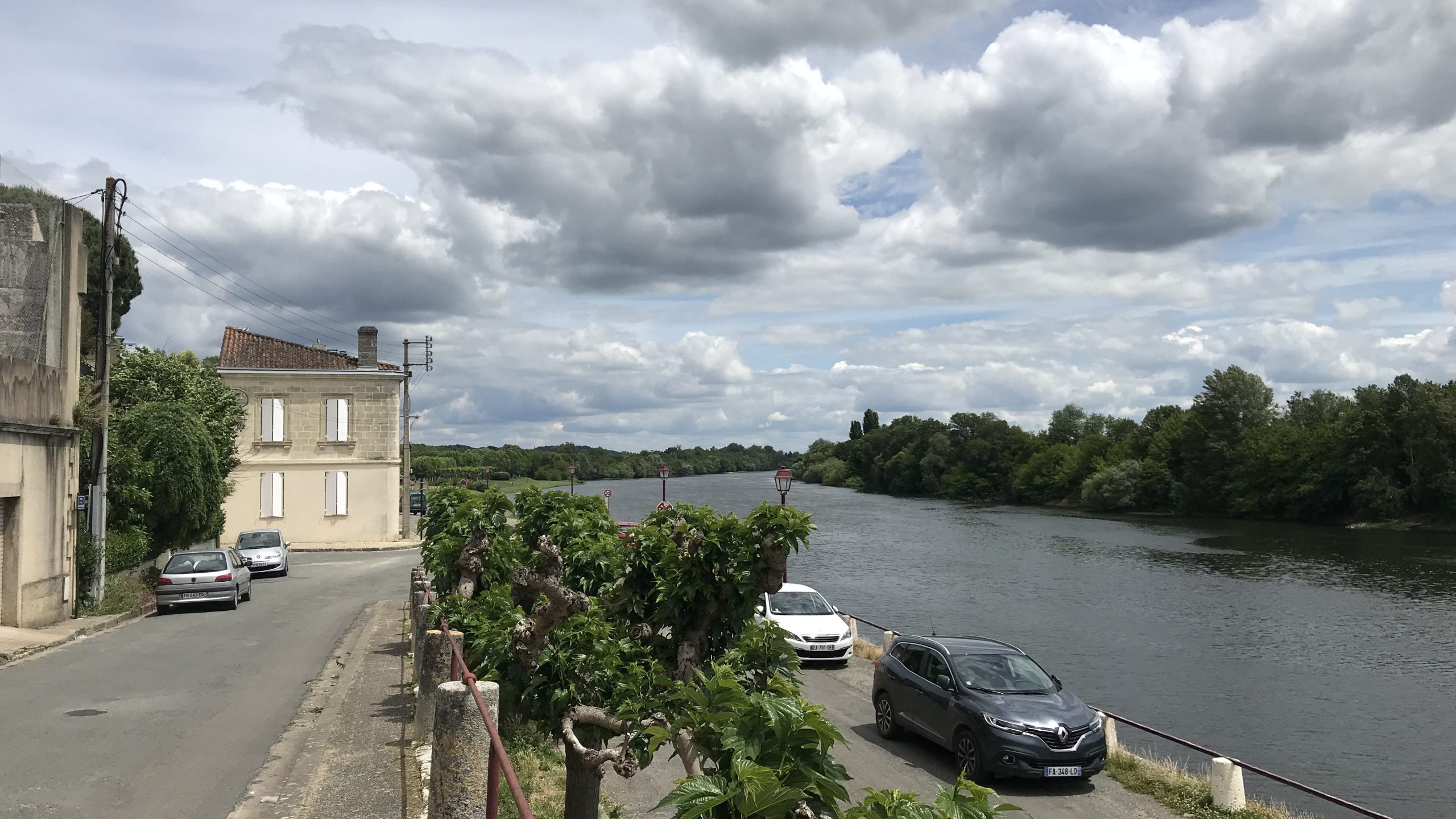 Quai de la Dordogne à Castillon-la-Bataille, territoire des vins Castillon Côtes de Bordeaux
