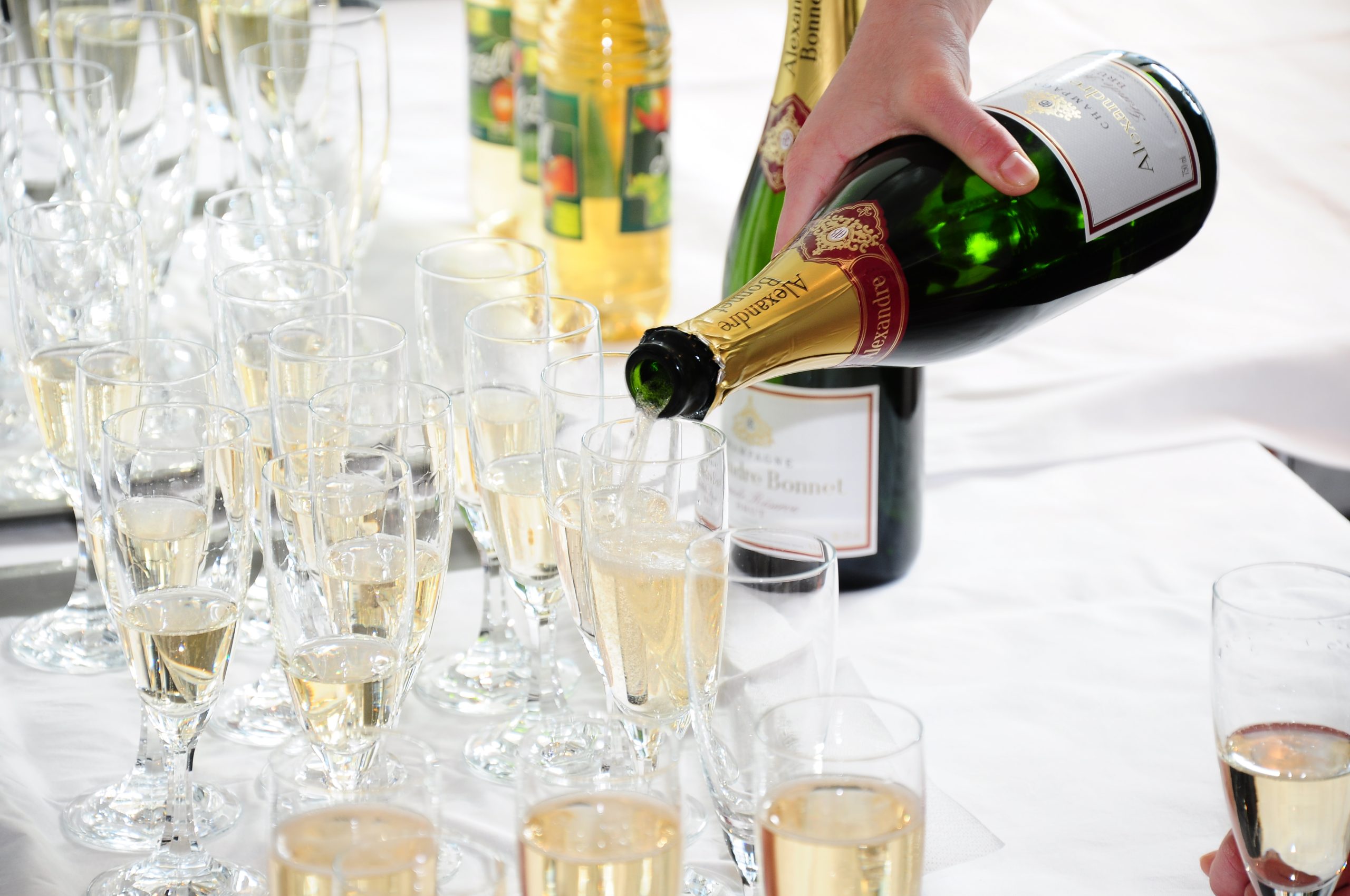 Verres de Champagne Blanc de Blancs effervescents lors d une dégustation — DWWA 2026