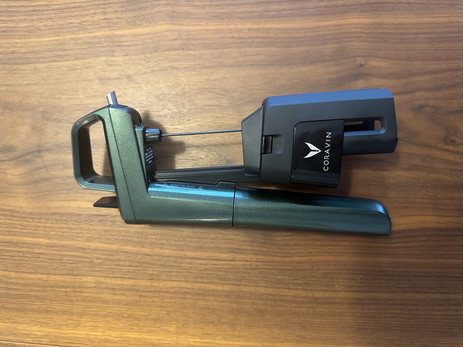 Détail du Coravin Six+ : aiguille, clamp et porte-capsule