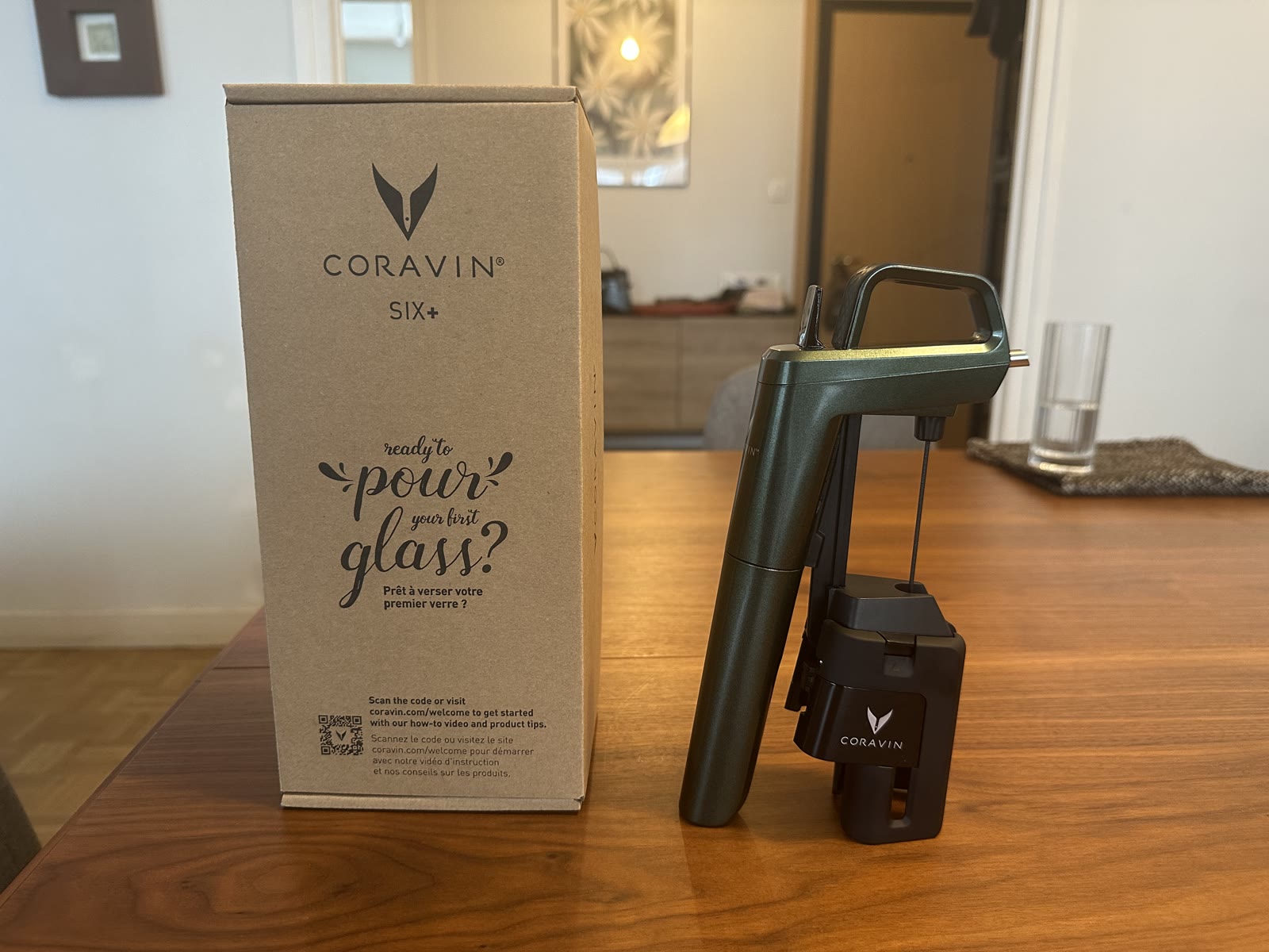Mon Coravin Six+ et sa boîte, posés sur la table du salon