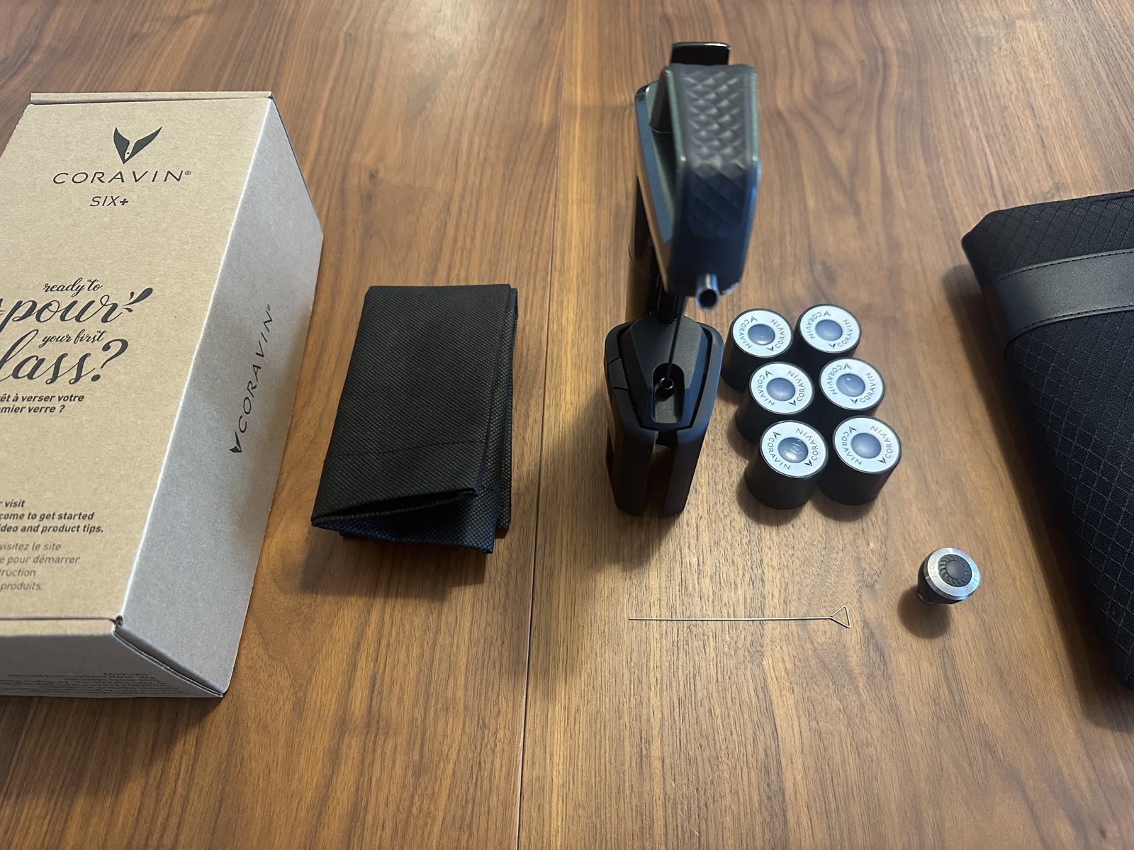 Contenu complet de la boîte du Coravin Six+ : appareil, capsules, housse