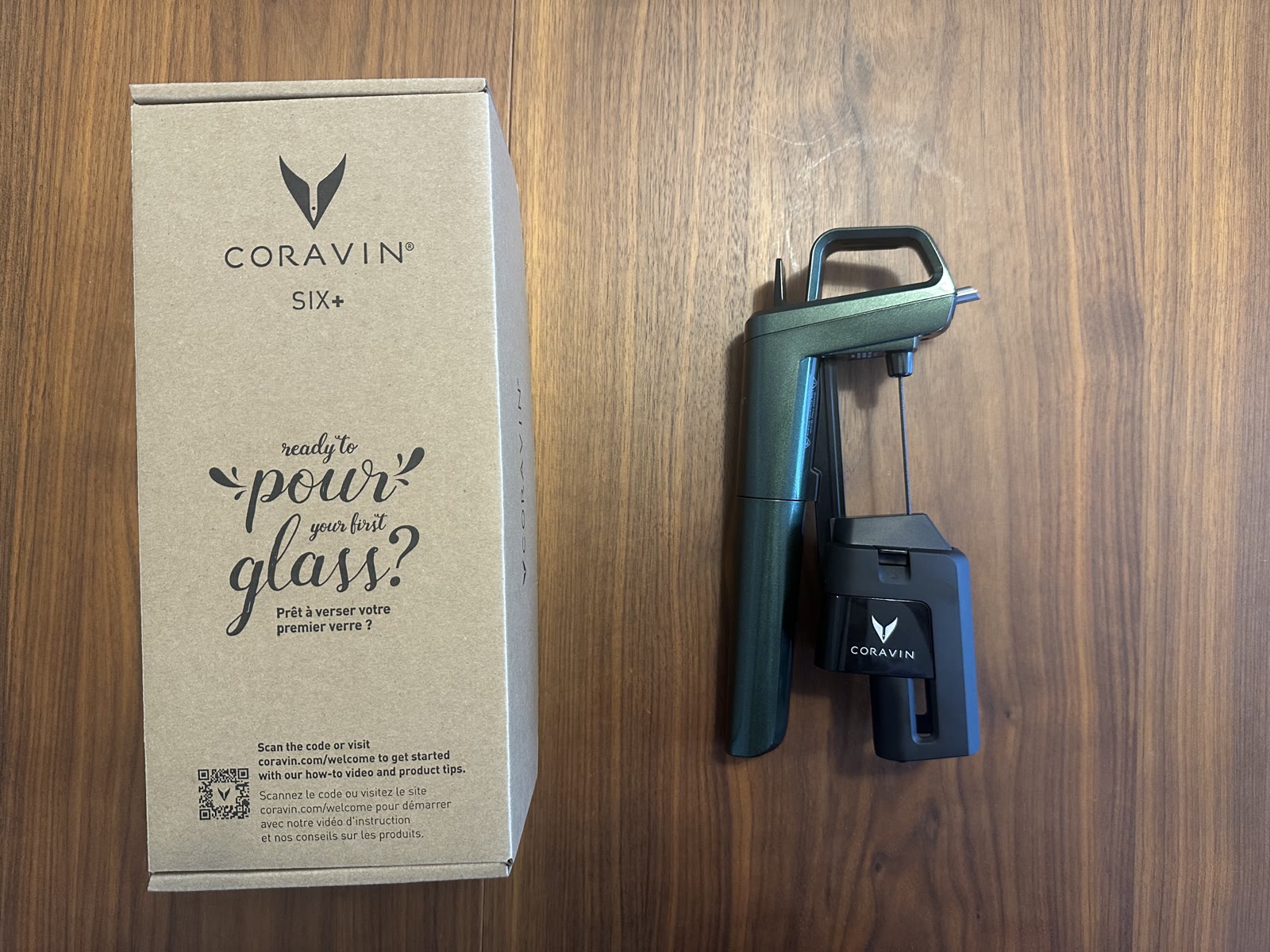 Unboxing du Coravin Six+ : la boîte et l'appareil vert émeraude