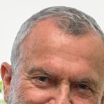 Sir Sam Neill (1947-2026) : l’acteur de Jurassic Park qui a planté du pinot noir au bout du monde
