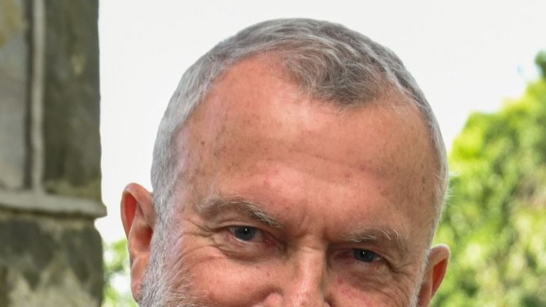 Sir Sam Neill (1947-2026) : l'acteur de Jurassic Park qui a planté du pinot noir au bout du monde Sir Sam Neill lors de son anoblissement à Government House Wellington en 2022
