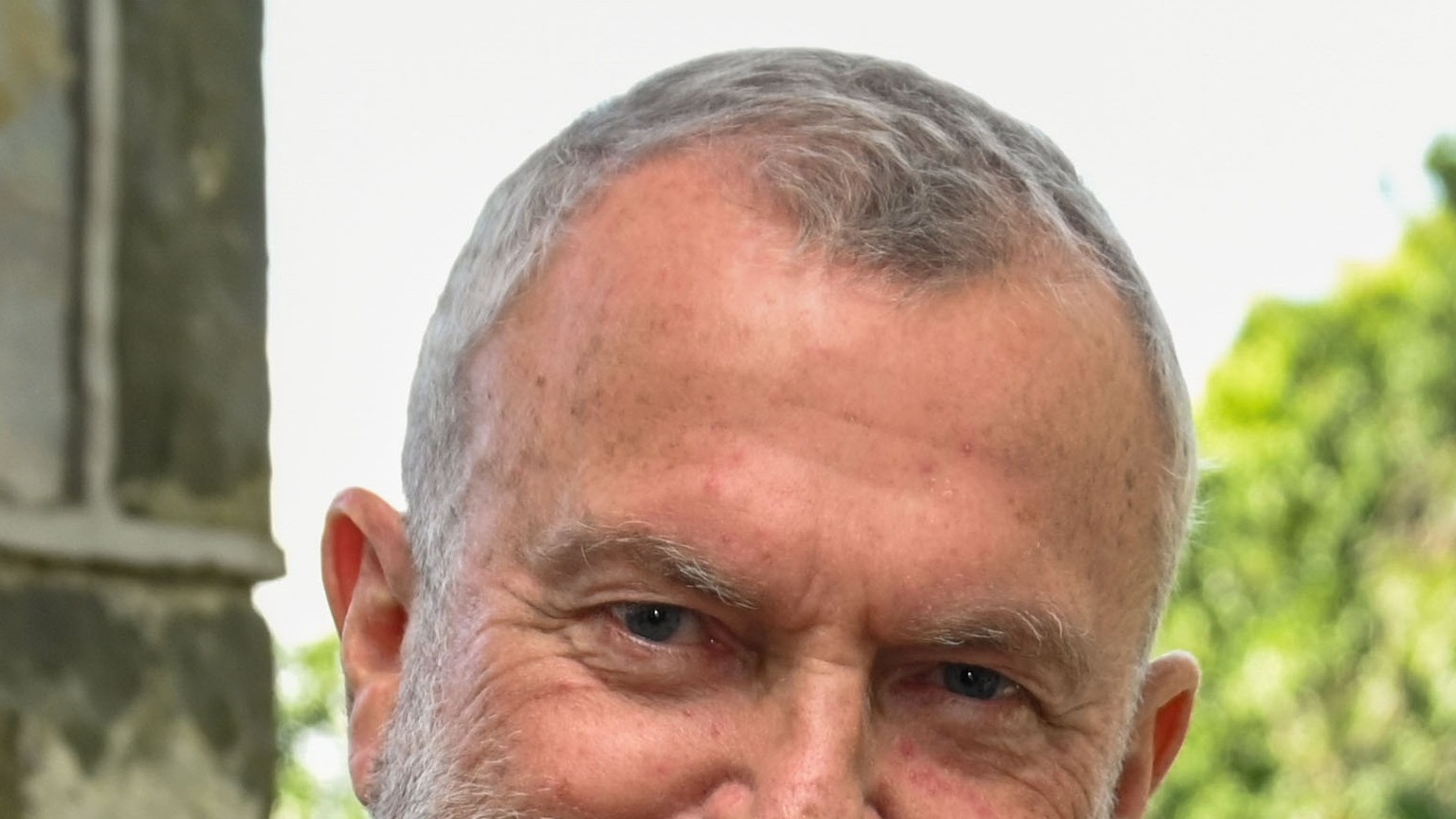 Sir Sam Neill lors de son anoblissement à Government House Wellington en 2022