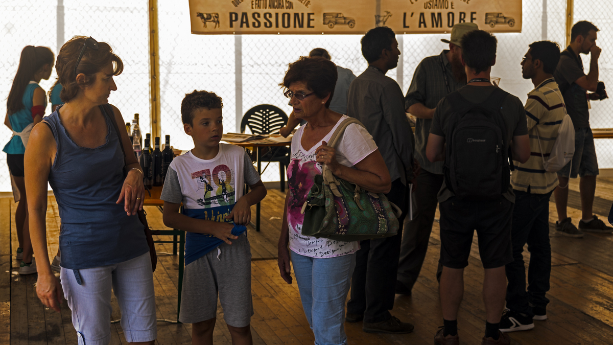Participants à une dégustation de vin en groupe lors d'un événement festif