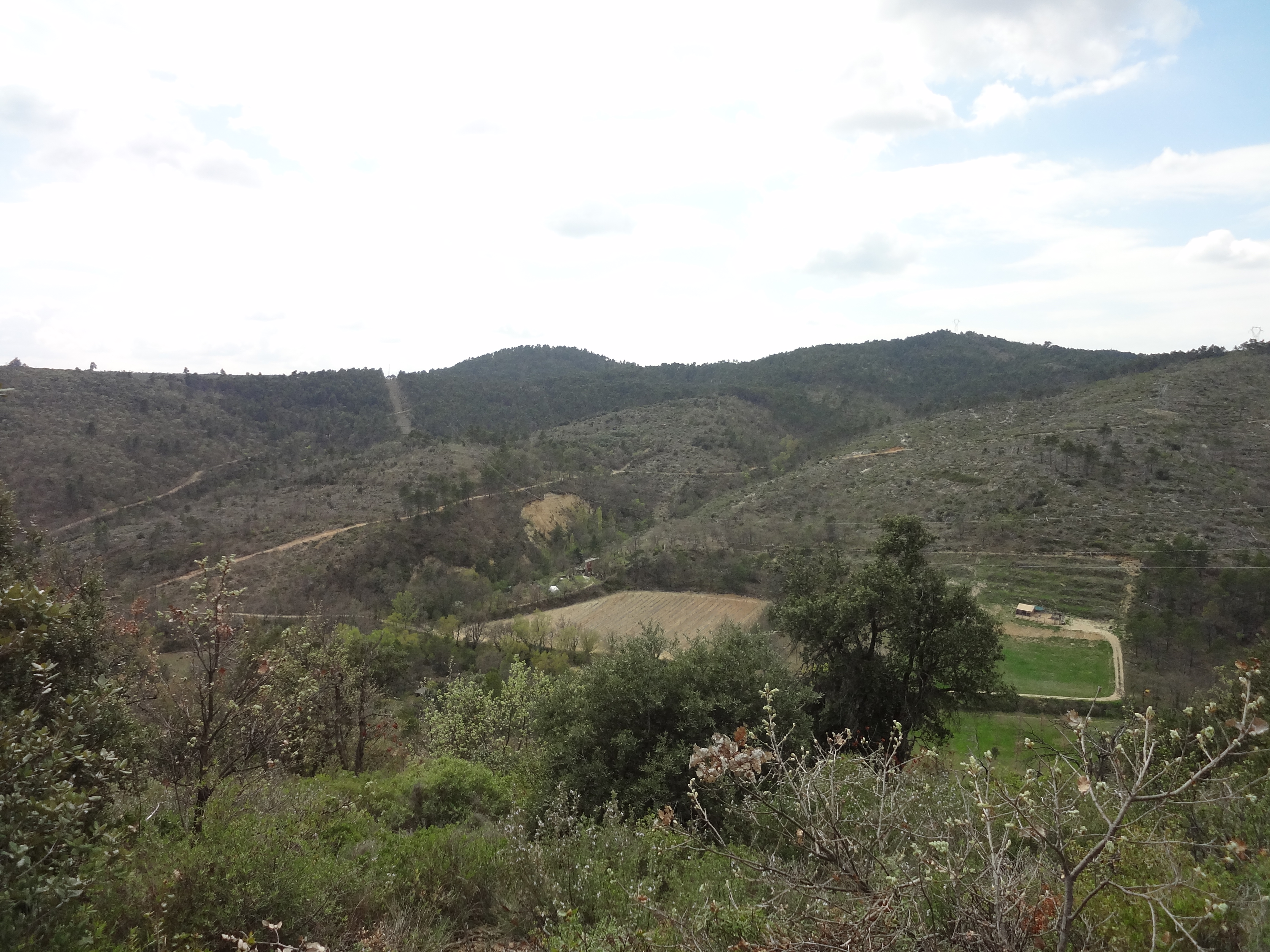 Vue panoramique sur les collines des Corbières dans l'Aude (Languedoc-Roussillon)