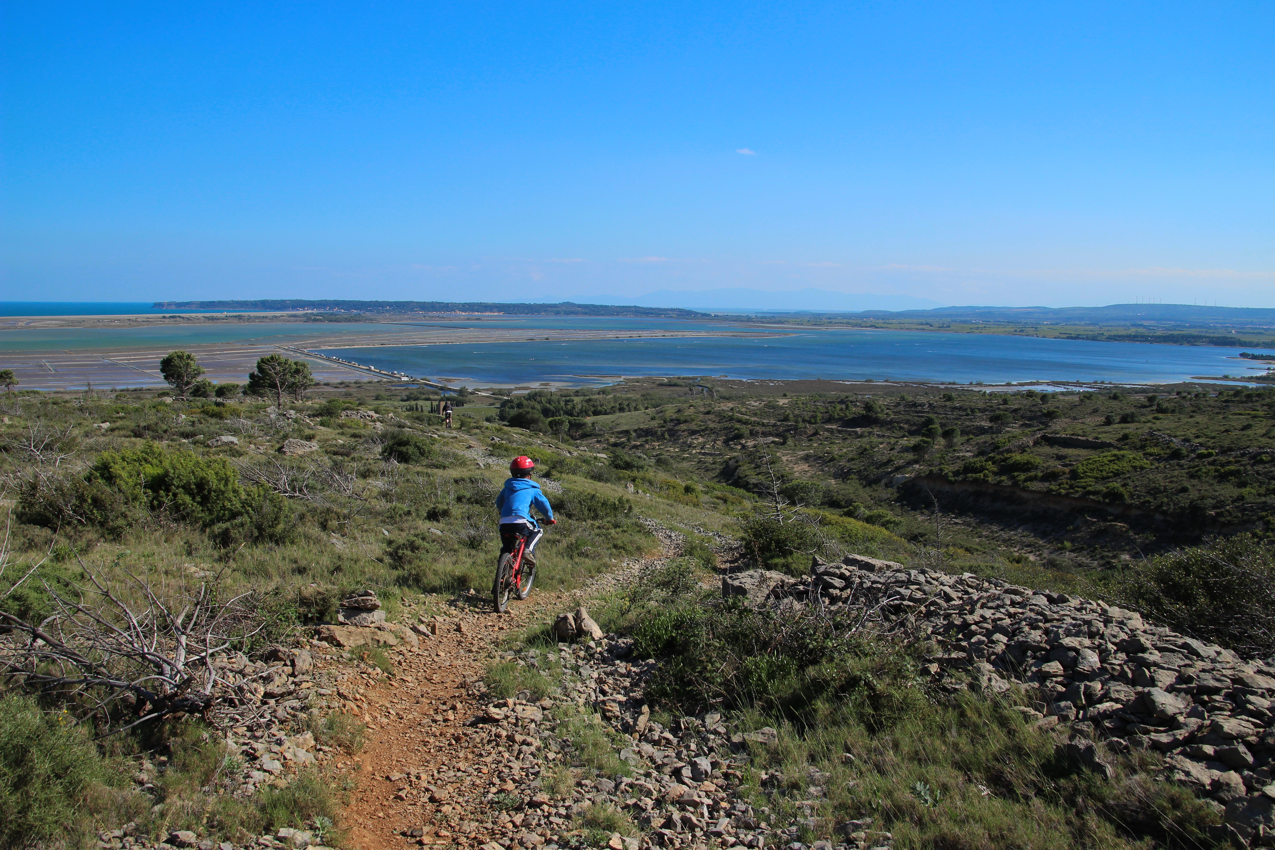 Vue sur la garrigue et l'étang de la Palme depuis les hauteurs de l'Aude