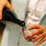 Faut-il sucrer les vins rouges pour séduire la génération Z ? En 2026, la filière n’exclut plus l’idée