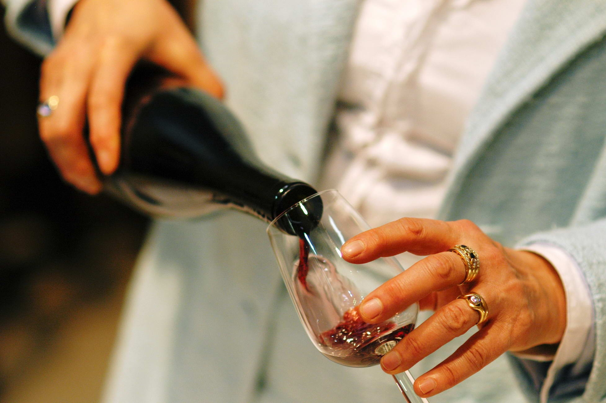Verre de vin rouge en cours de service