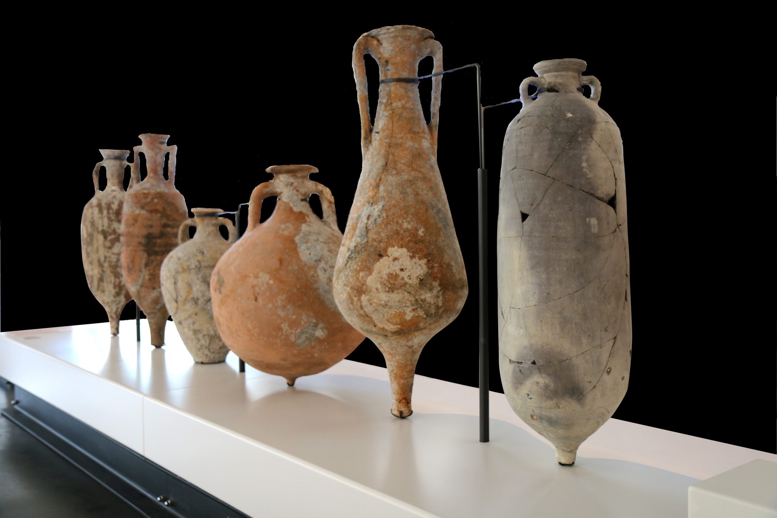Amphores romaines du Ier au IIIe siecle transportant du vin, Musee de Marseille