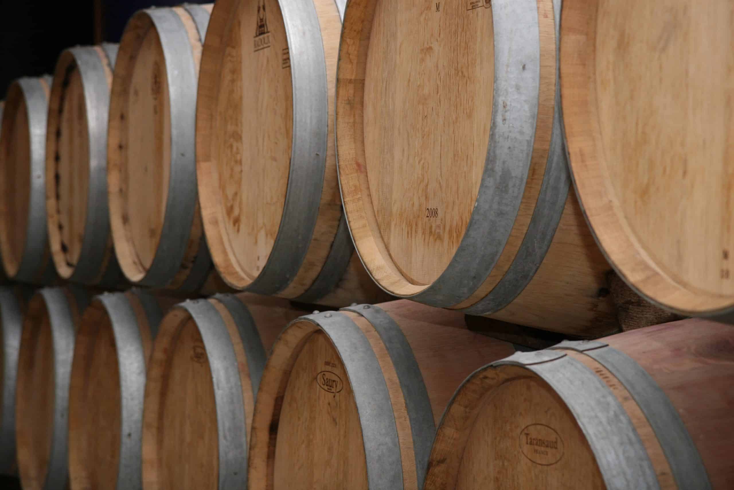 Cave à barriques de vin rouge dans une propriété bordelaise