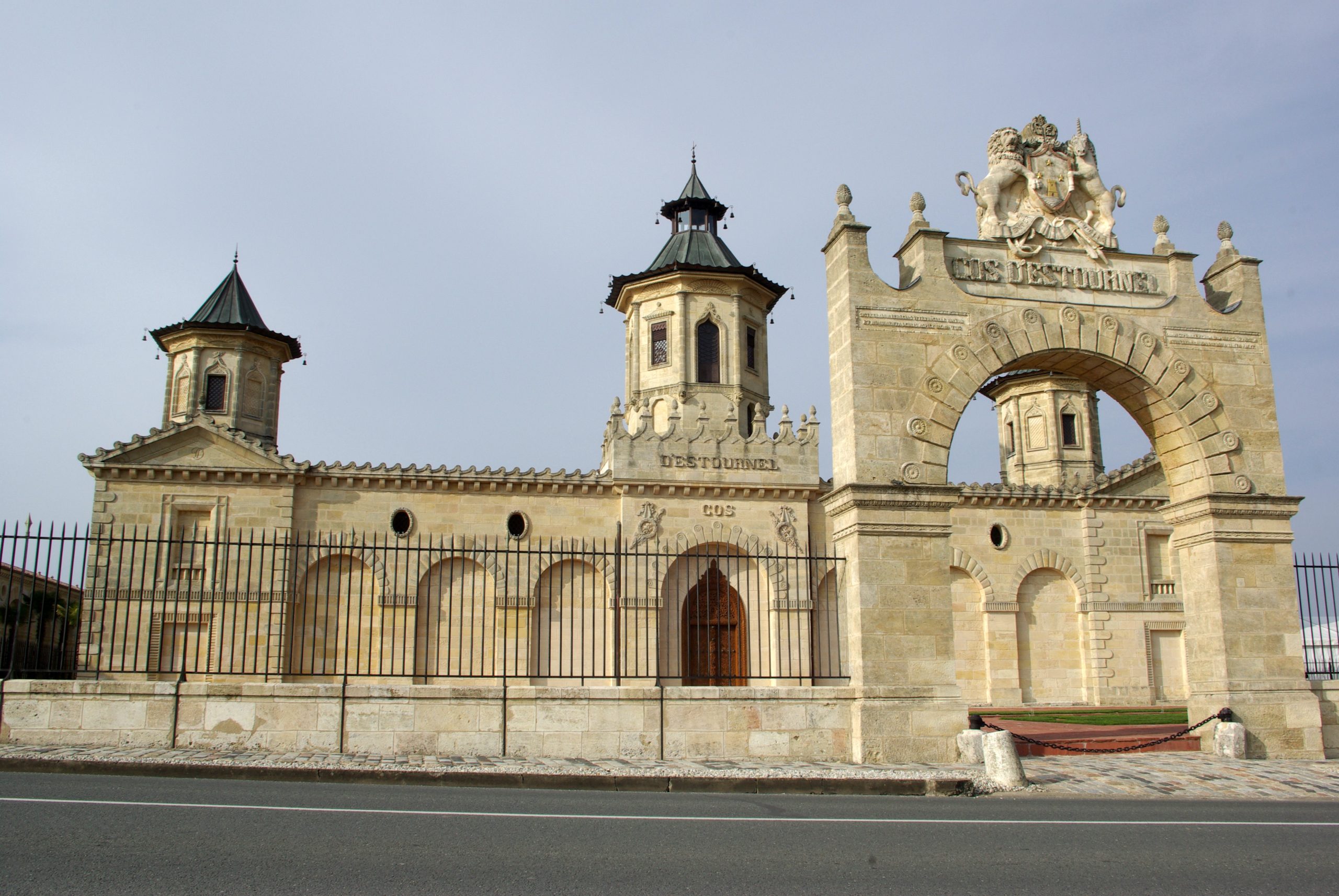 Chateau Cos d'Estournel et ses tours pagodes, Deuxième Grand Cru Classé de Saint-Estèphe (Bordeaux)