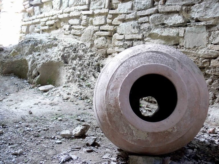 Qvevri (kvevri) en Géorgie, amphores traditionnelles pour la vinification du vin géorgien