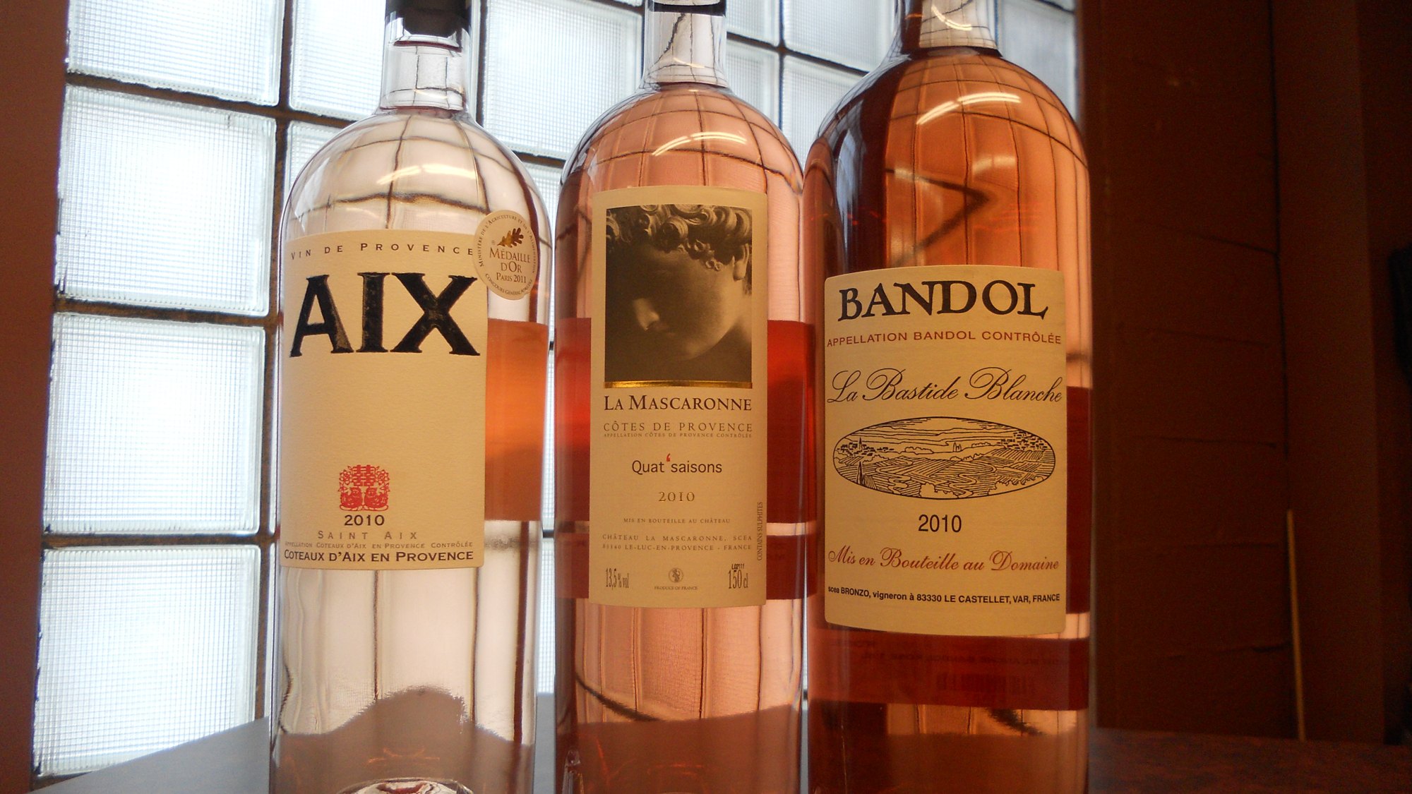 Magnums de rosé de Provence alignés