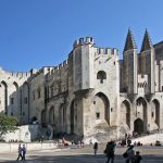 Devant le Palais des Papes, 10 000 personnes vont lever leur verre ce 29 août : la 31e édition du Ban des Vendanges des Côtes du Rhône