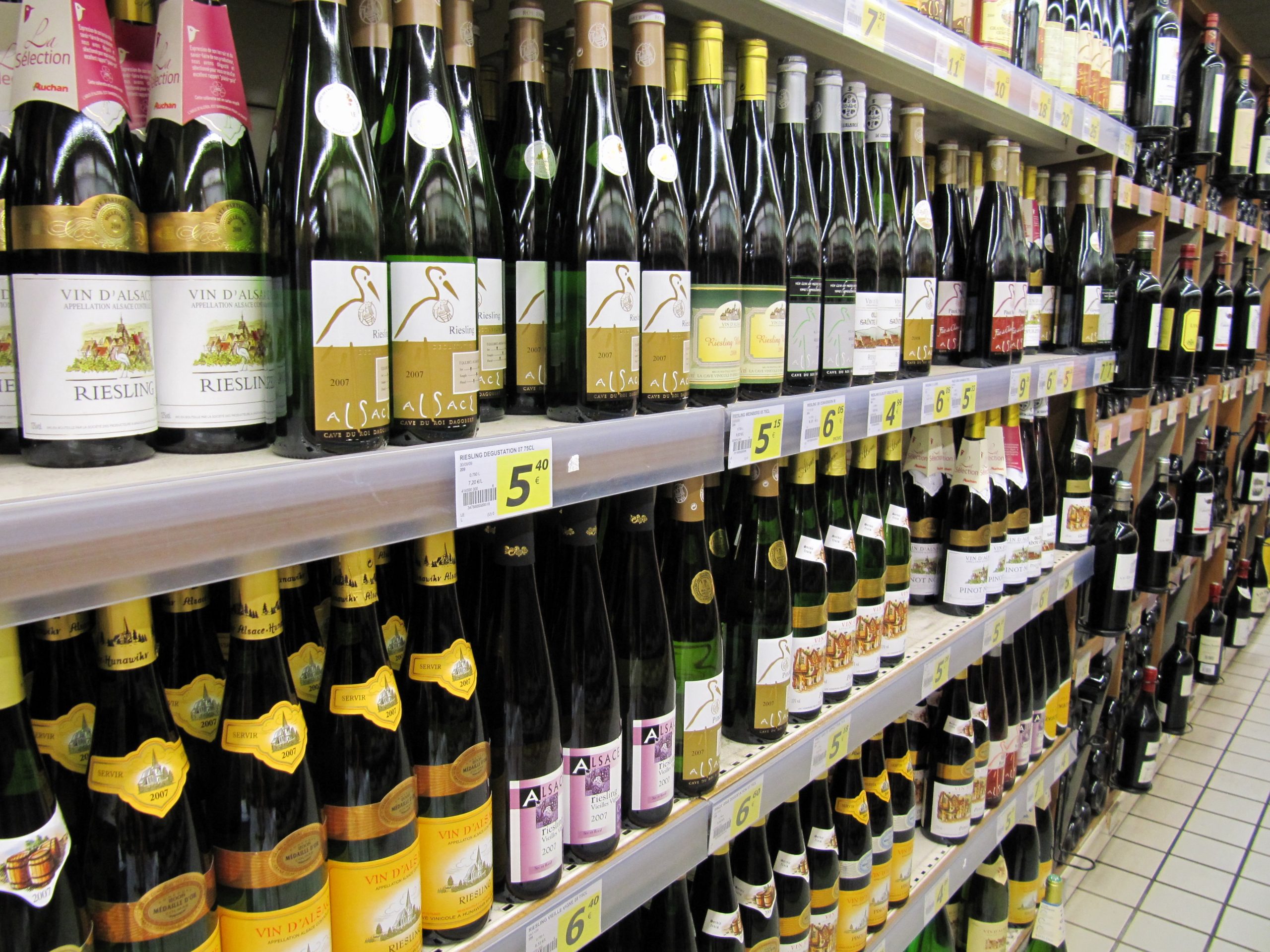 Rayon de vins en supermarché — foire aux vins 2026