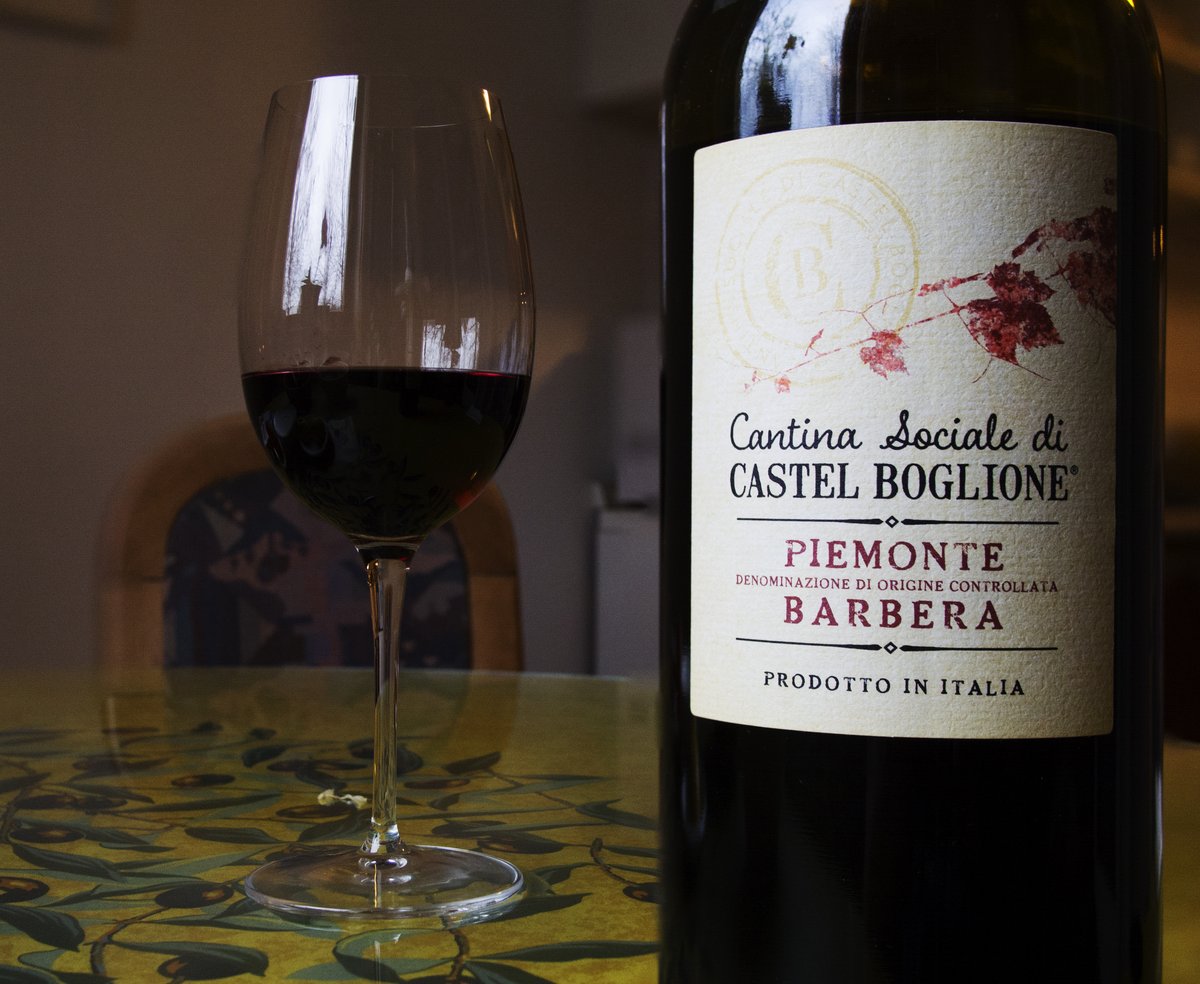 Bouteille de Barbera Piemonte DOC de la Cantina Sociale di Castel Boglione à côté d'un verre de vin rouge