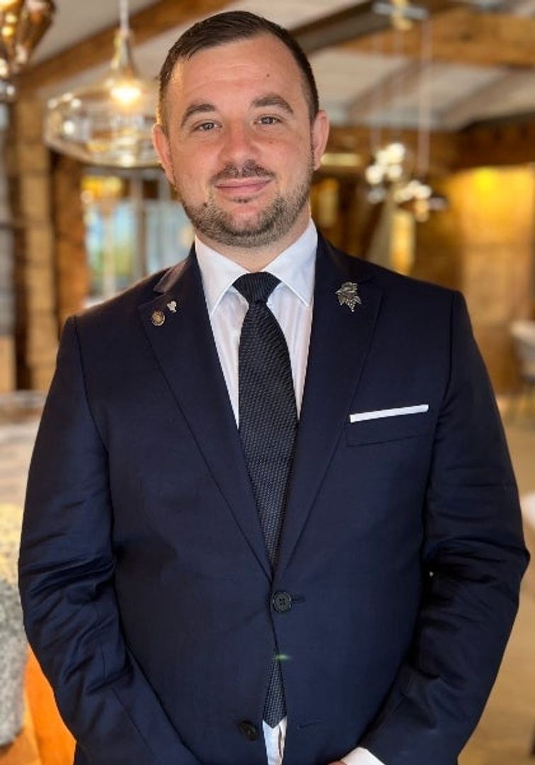 Portrait de Bastien Debono, chef sommelier de La Table de Yoann Conte à Veyrier-du-Lac