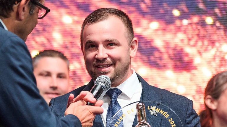 Bastien Debono, sommelier de l&rsquo;année 2026 : le prix de ses pairs avant un mois d&rsquo;octobre décisif