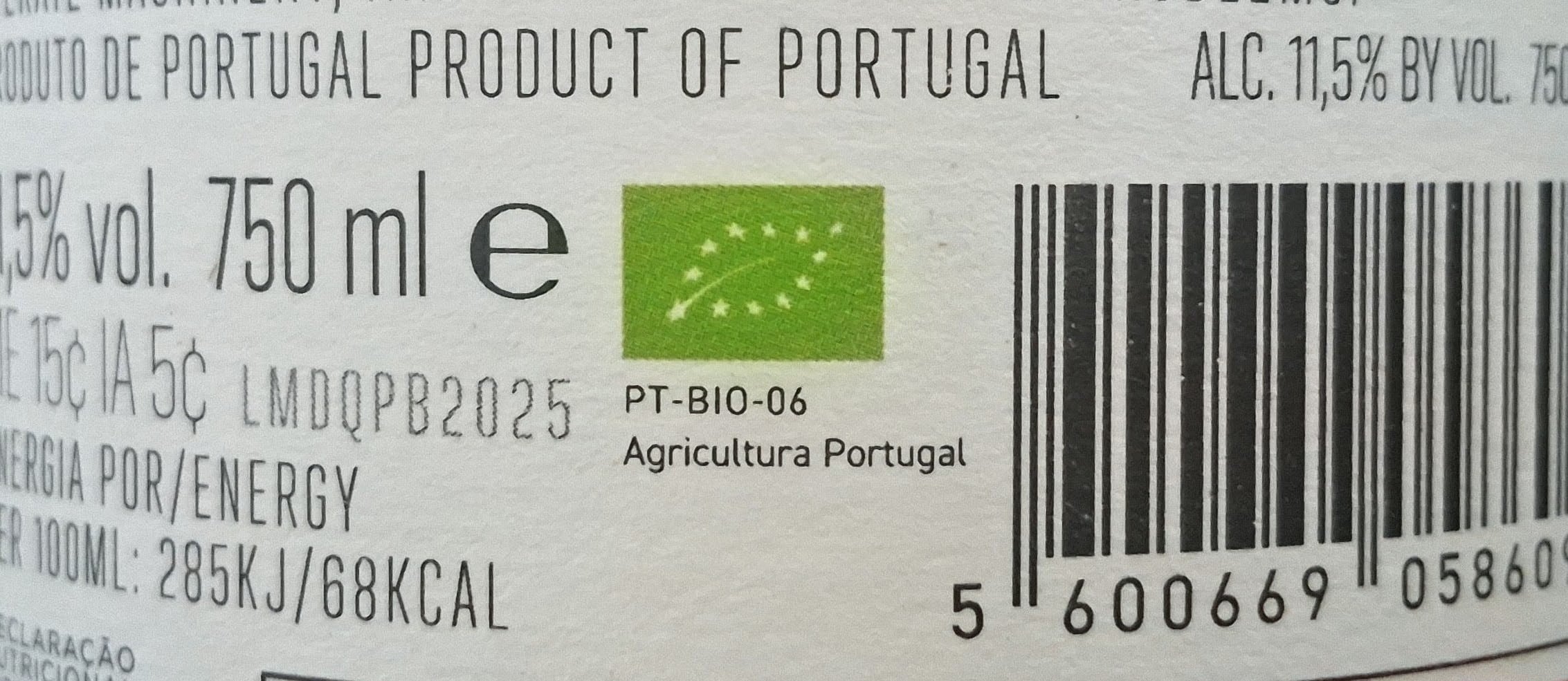 Bouteille de vin bio avec le label EU agriculture biologique lors de la foire aux vins Biocoop 2026