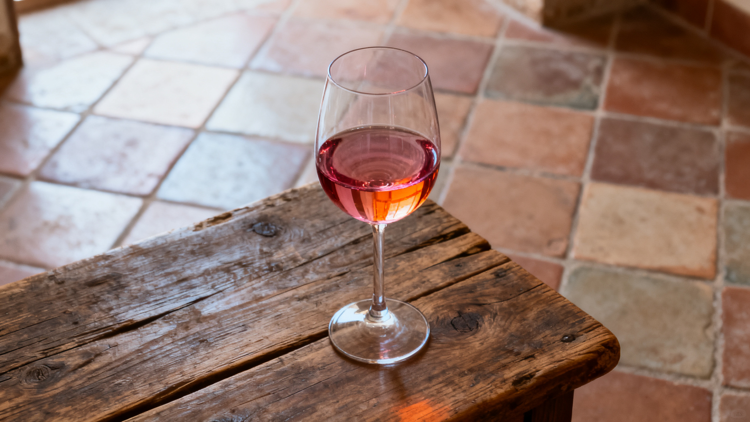 Verre de Grignolino rouge rubis pâle aux reflets orangés caractéristiques du cépage piémontais