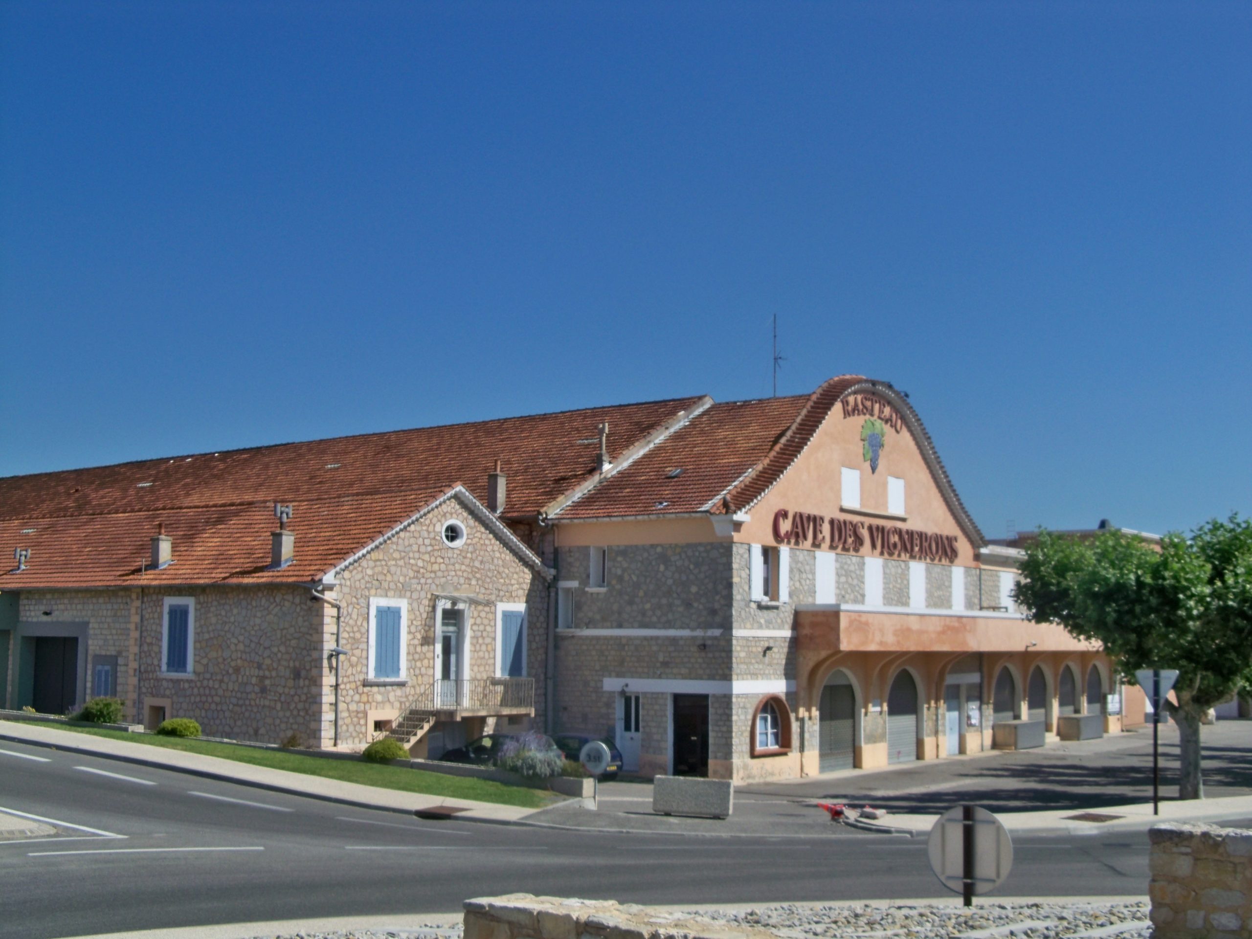 Cave des vignerons de Rasteau — Véronique PAGNIER, domaine public, via Wikimedia Commons