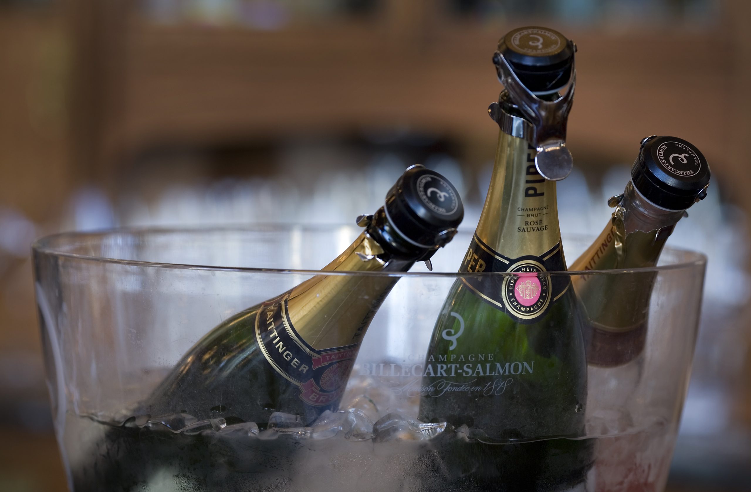 Bouteilles de champagne dans un seau