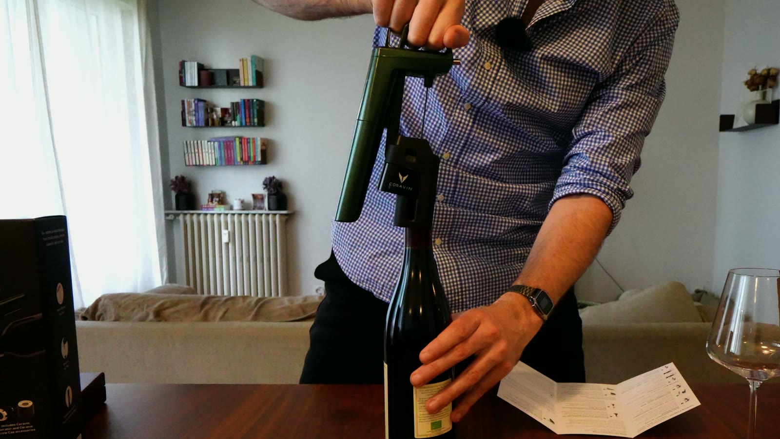 Coravin Timeless Six+ pincé sur le goulot d’une bouteille de vin, aiguille dans le bouchon