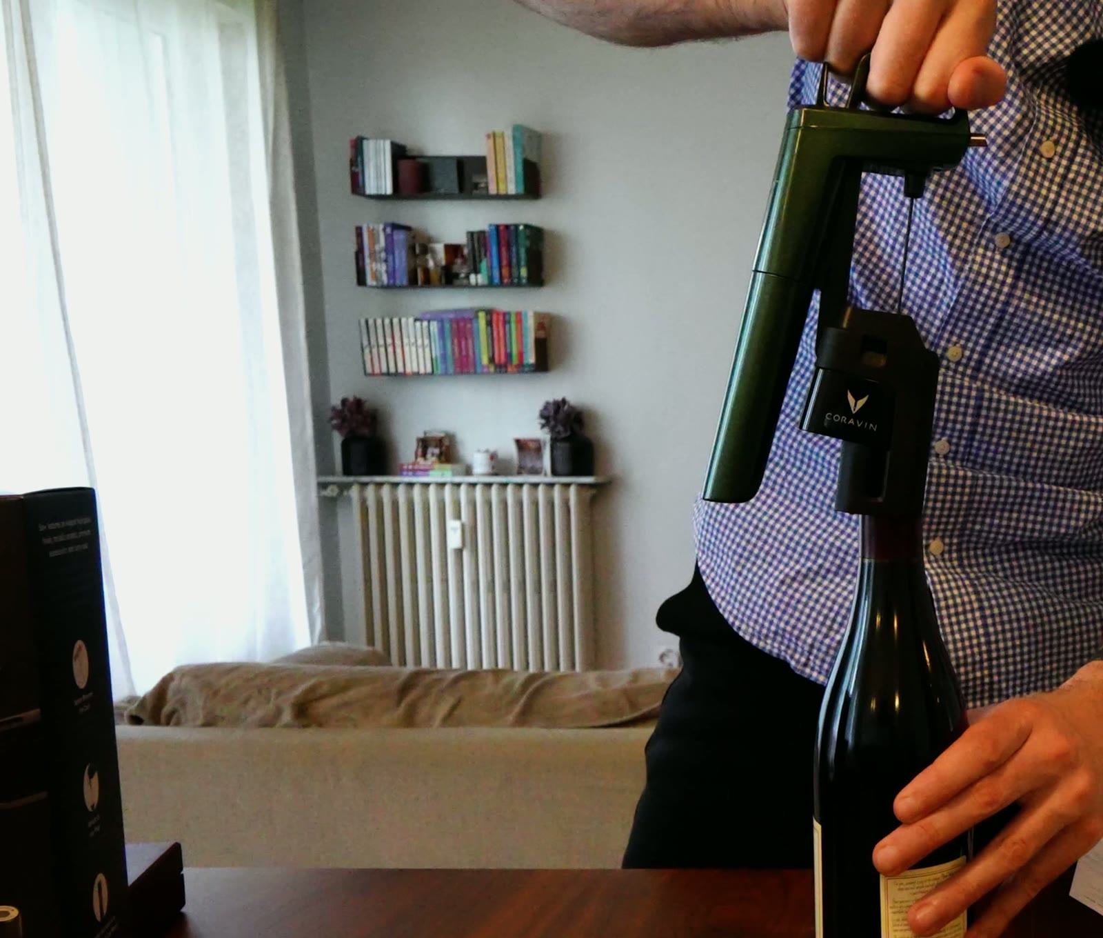 Le Coravin Timeless Six+ pincé sur le goulot d'une bouteille, aiguille traversant le bouchon
