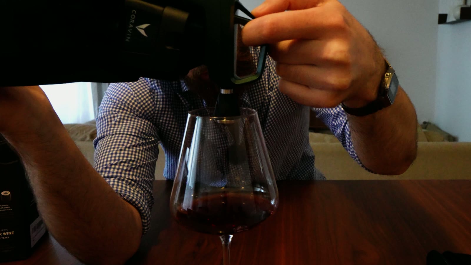 Verre de vin rouge servi au Coravin Timeless, la bouteille toujours fermée