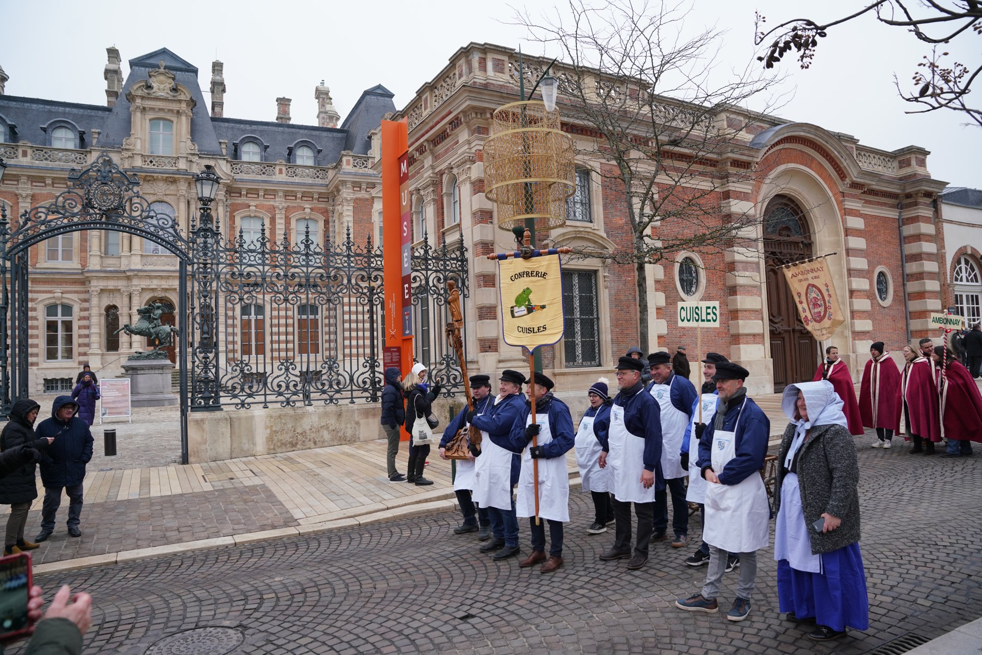 La confrérie vigneronne de Cuisles défile à Épernay aux côtés de celle d'Ambonnay