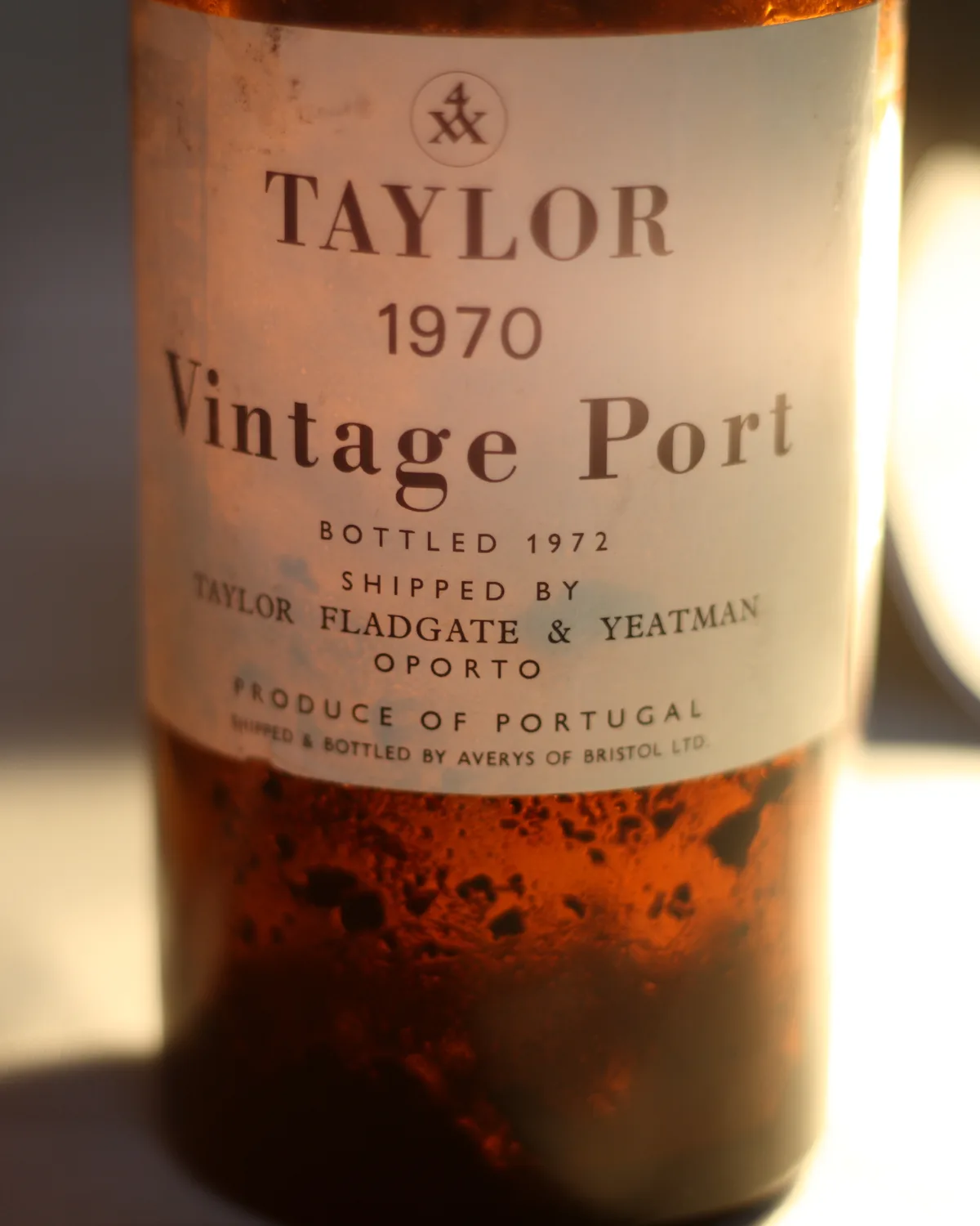 Bouteille ancienne de vintage port 1970 avec un dépôt sombre collé contre le verre