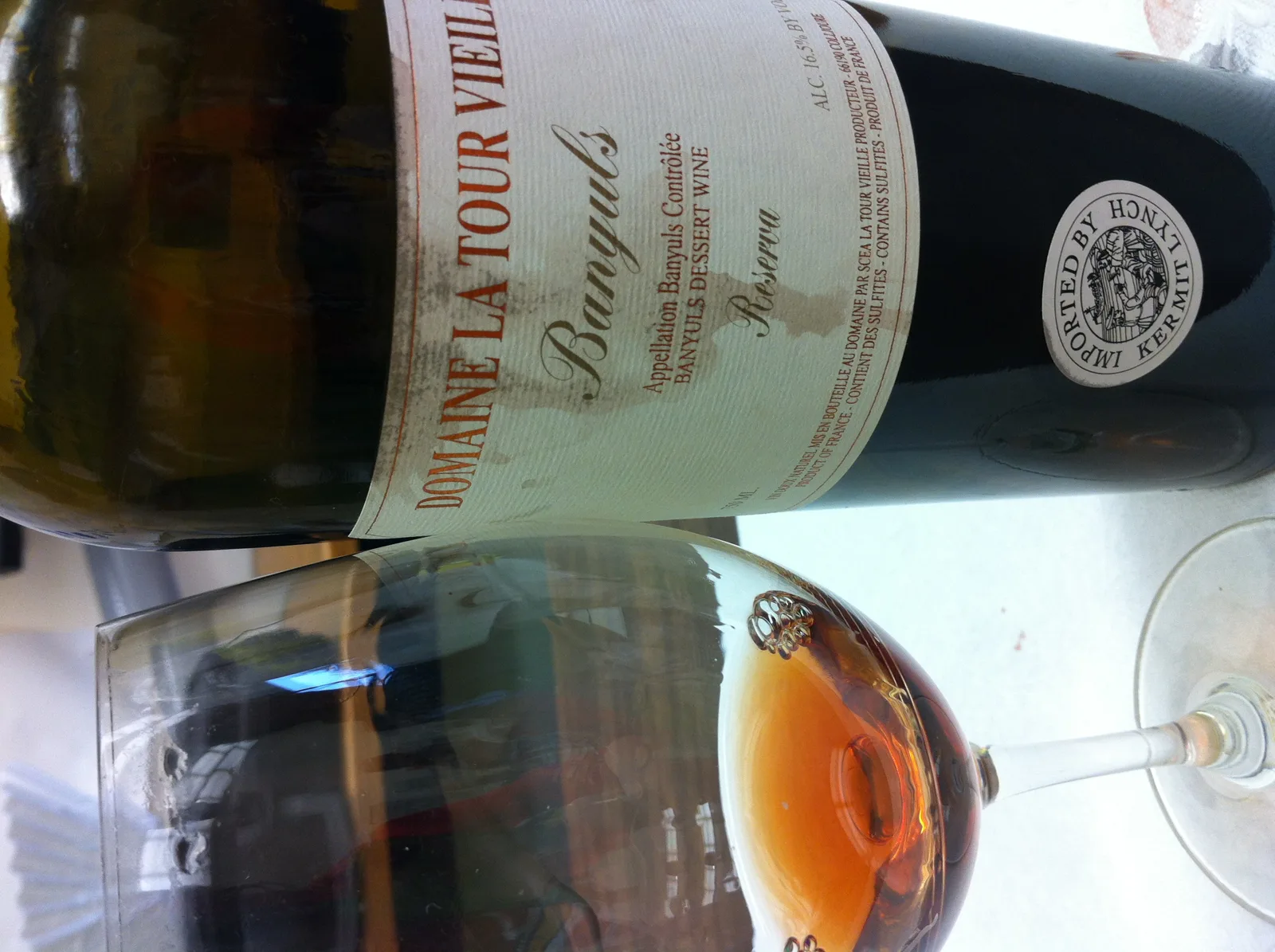Bouteille de Banyuls Domaine La Tour Vieille et verre de vin doux naturel ambré
