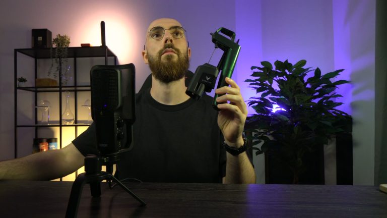 Jérémy Degryse tient son Coravin Timeless Six+ vert émeraude, utilisé depuis juillet 2025