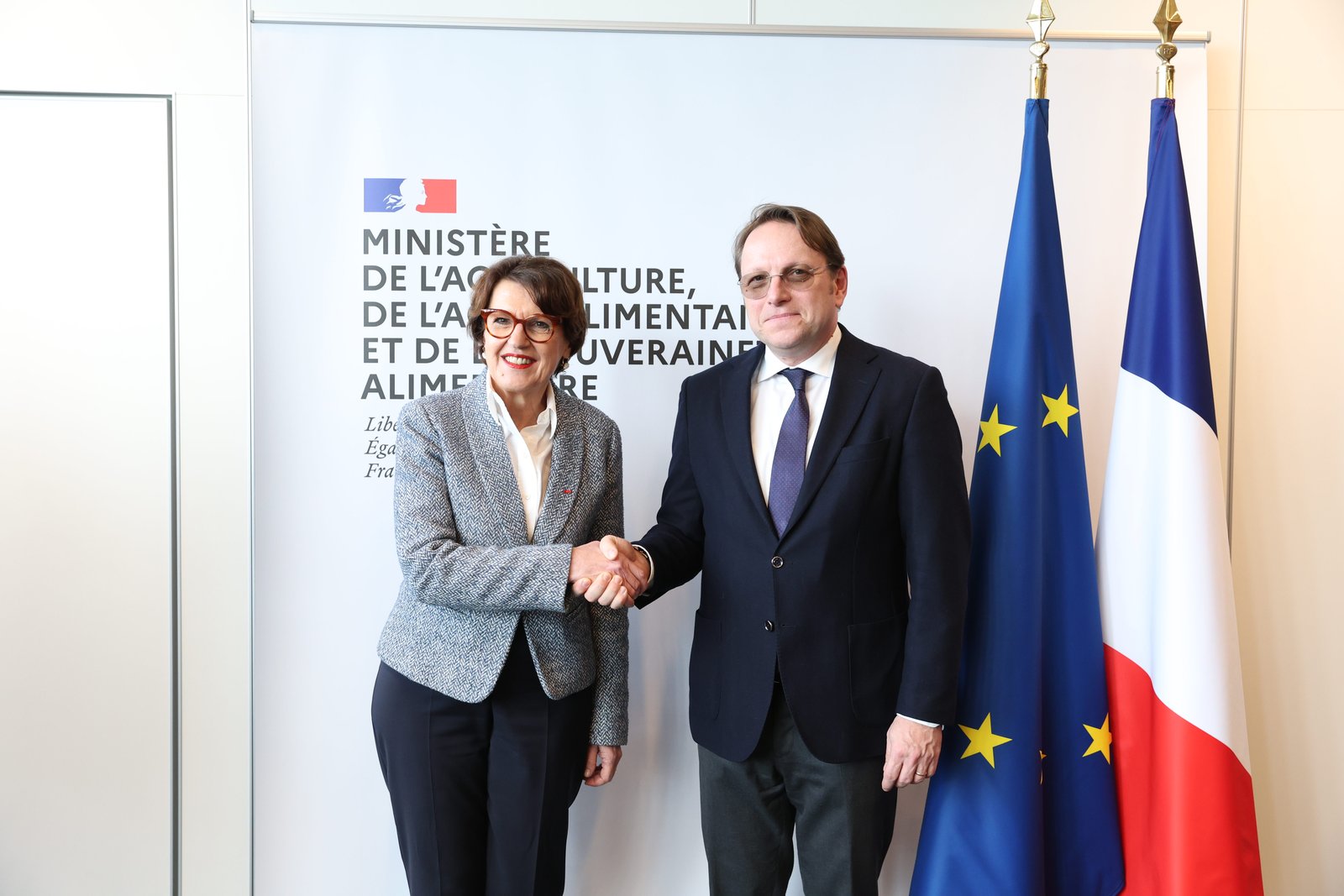 Annie Genevard, ministre de l'Agriculture, serre la main du commissaire européen Olivér Várhelyi en 2026