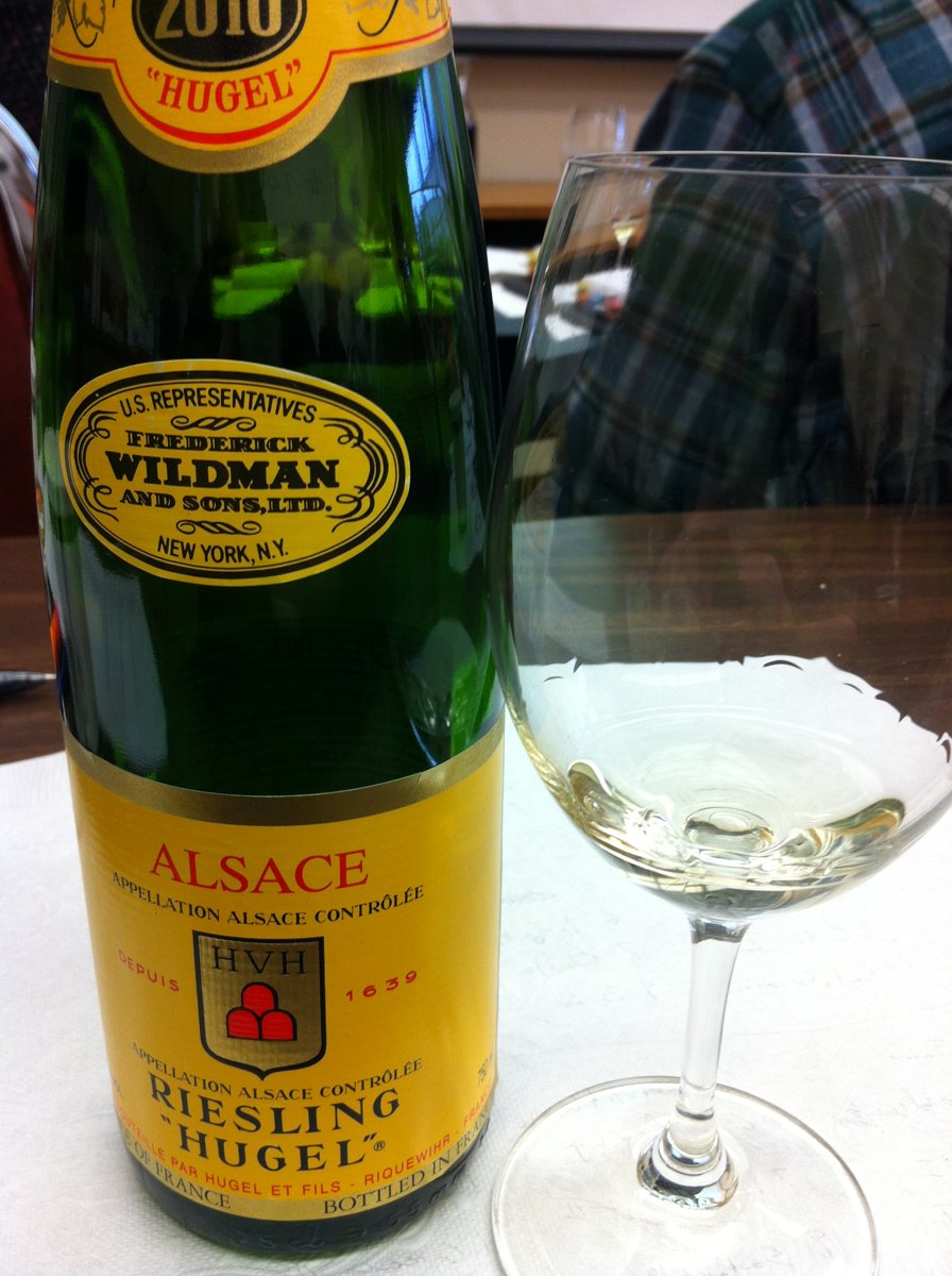 Bouteille de Riesling d'Alsace Hugel à côté d'un verre de vin blanc
