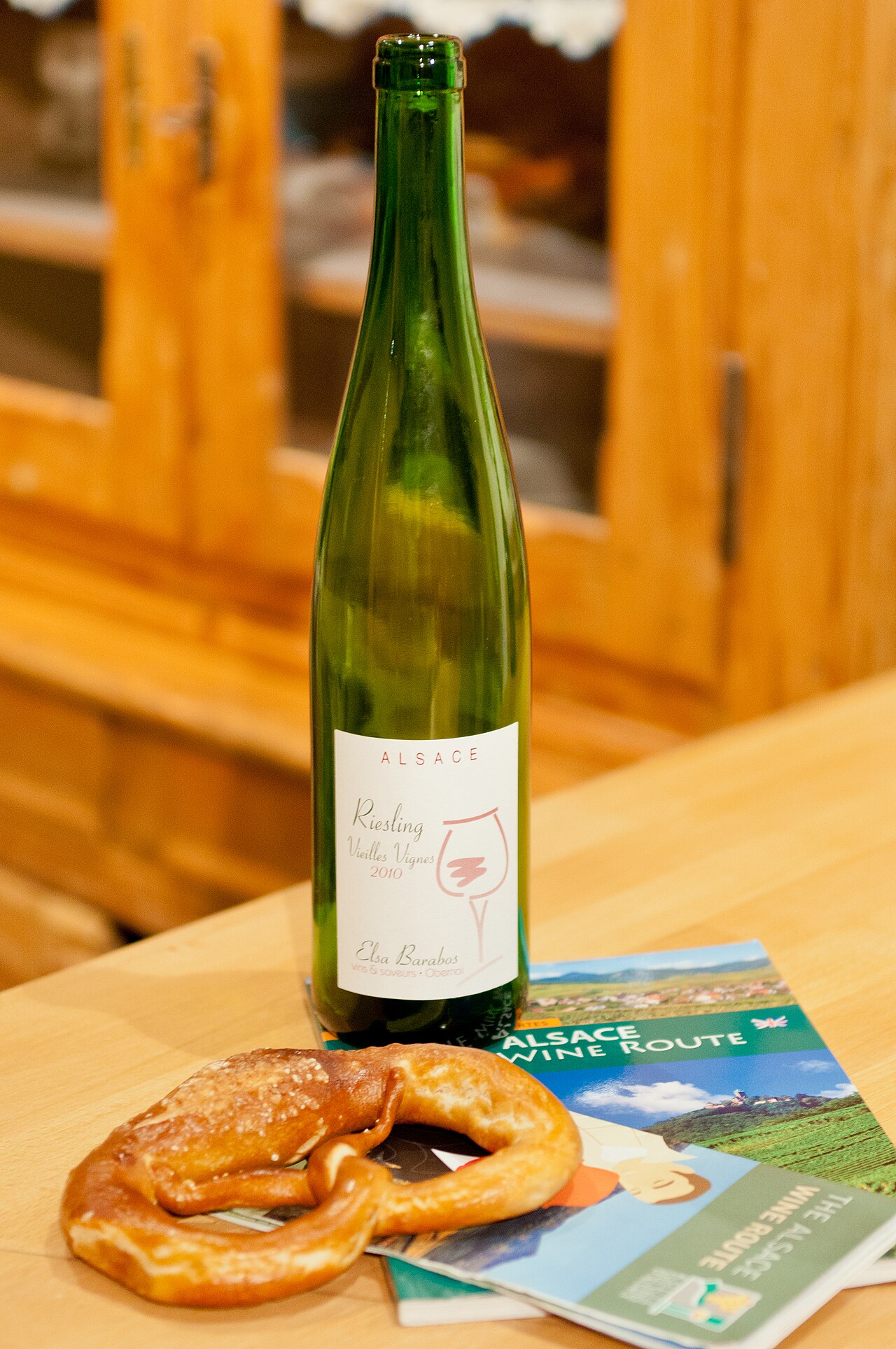 Bouteille de Riesling d'Alsace portant la mention Vieilles Vignes sur l'étiquette