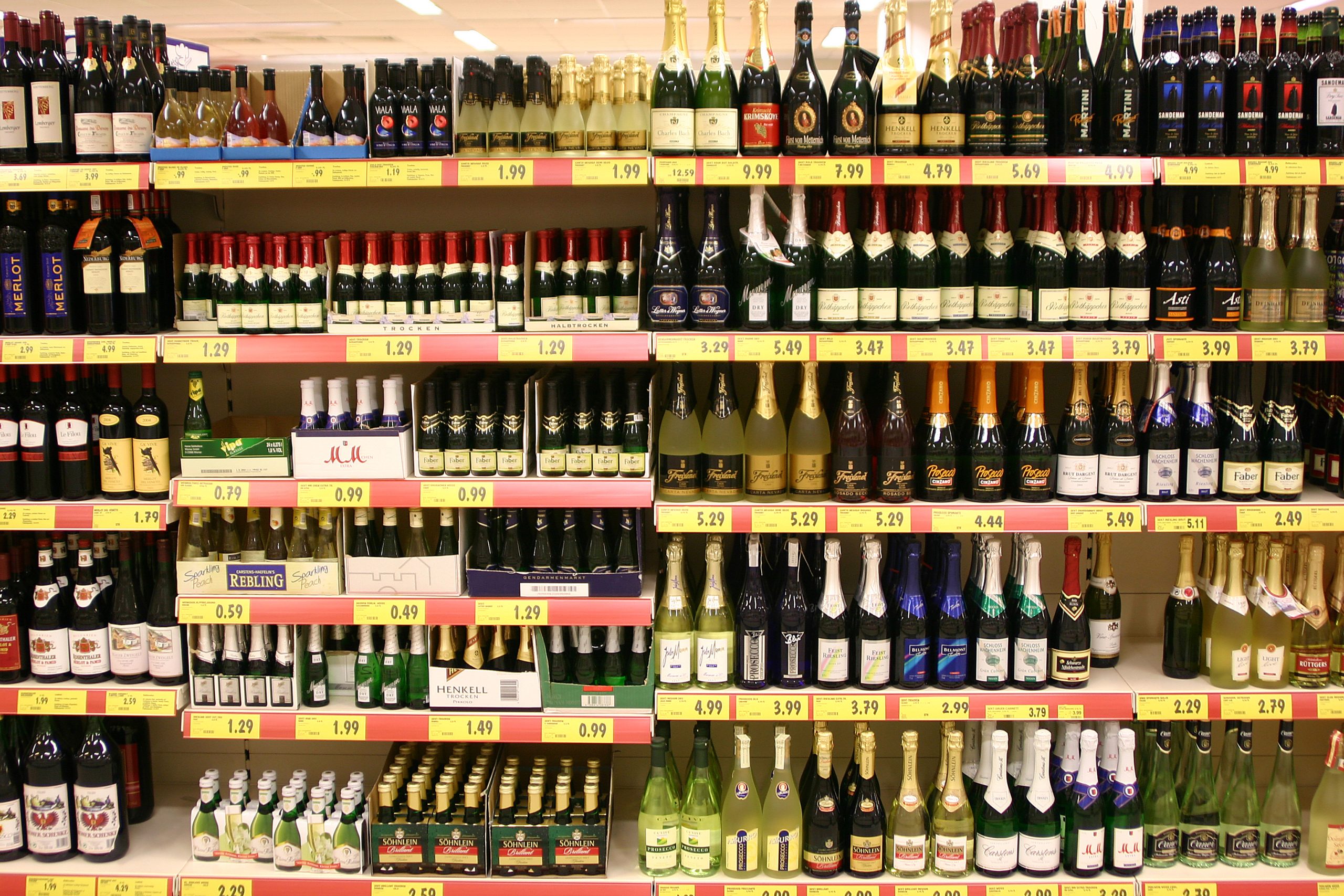Rayon de vins et mousseux en supermarché, foire aux vins grande distribution