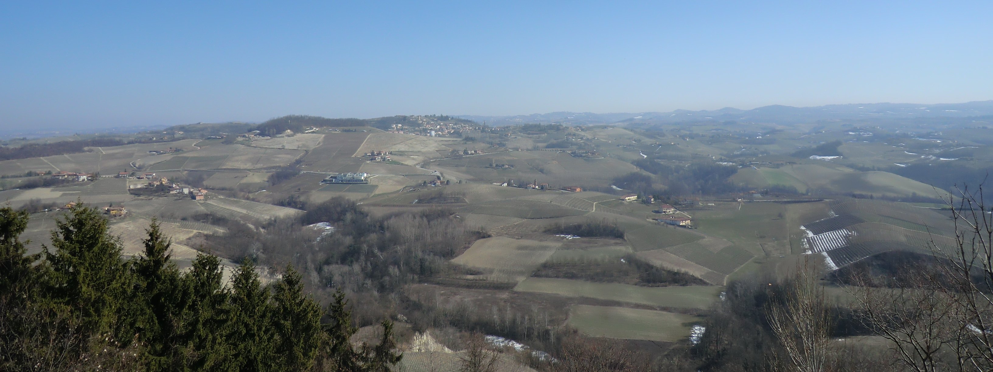 Panorama des collines viticoles des Langhe autour de Novello, zone du Barolo