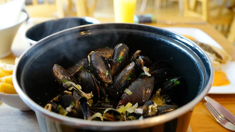 Cocotte de moules marinières cuites au vin blanc