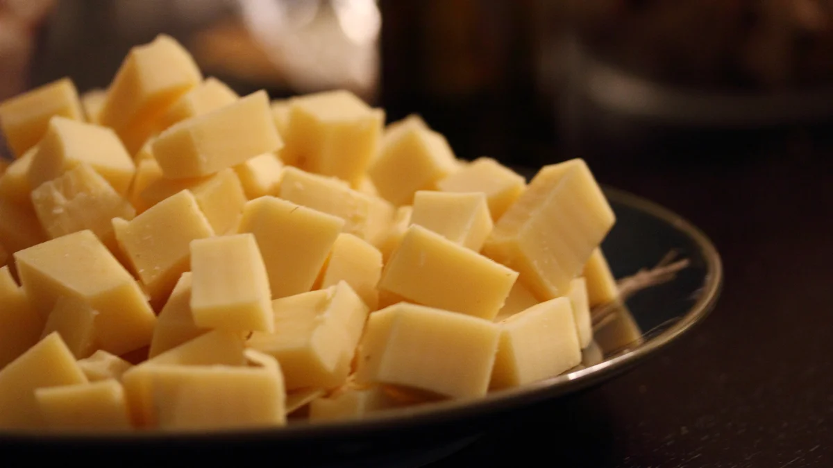 Dés de fromage prêts pour une fondue savoyarde au vin blanc