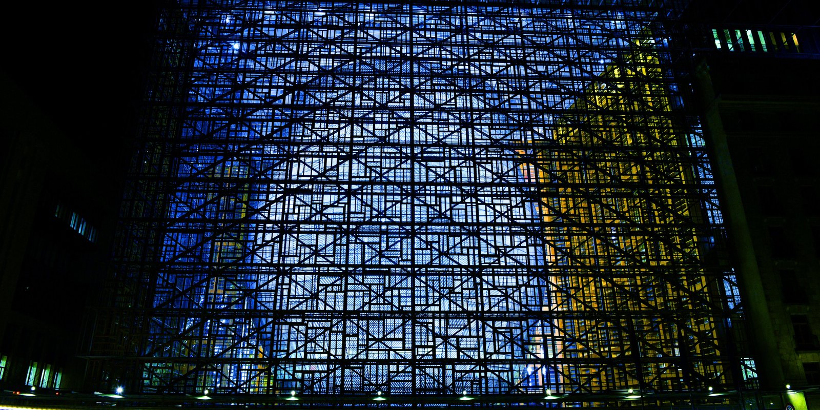 Façade du bâtiment Europa, siège du Conseil de l'Union européenne à Bruxelles, éclairée de nuit