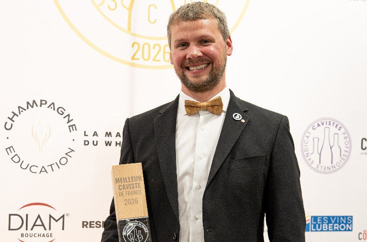 Benoît Laly, caviste à Autun, tenant son trophée de meilleur caviste de France 2026