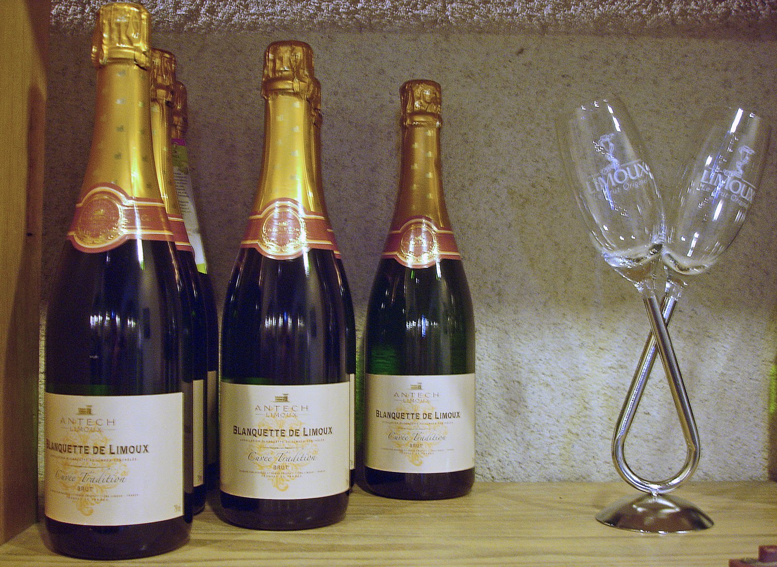 Bouteilles de blanquette de Limoux de la maison Antech et flûtes gravées Limoux